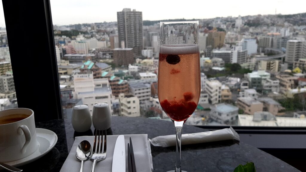 市街地をバックにBERRY SPARKLING