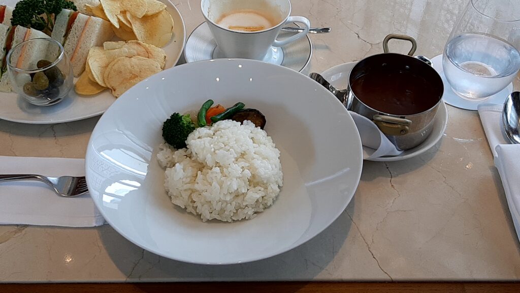 サンドイッチセットとシーフードカレーセット